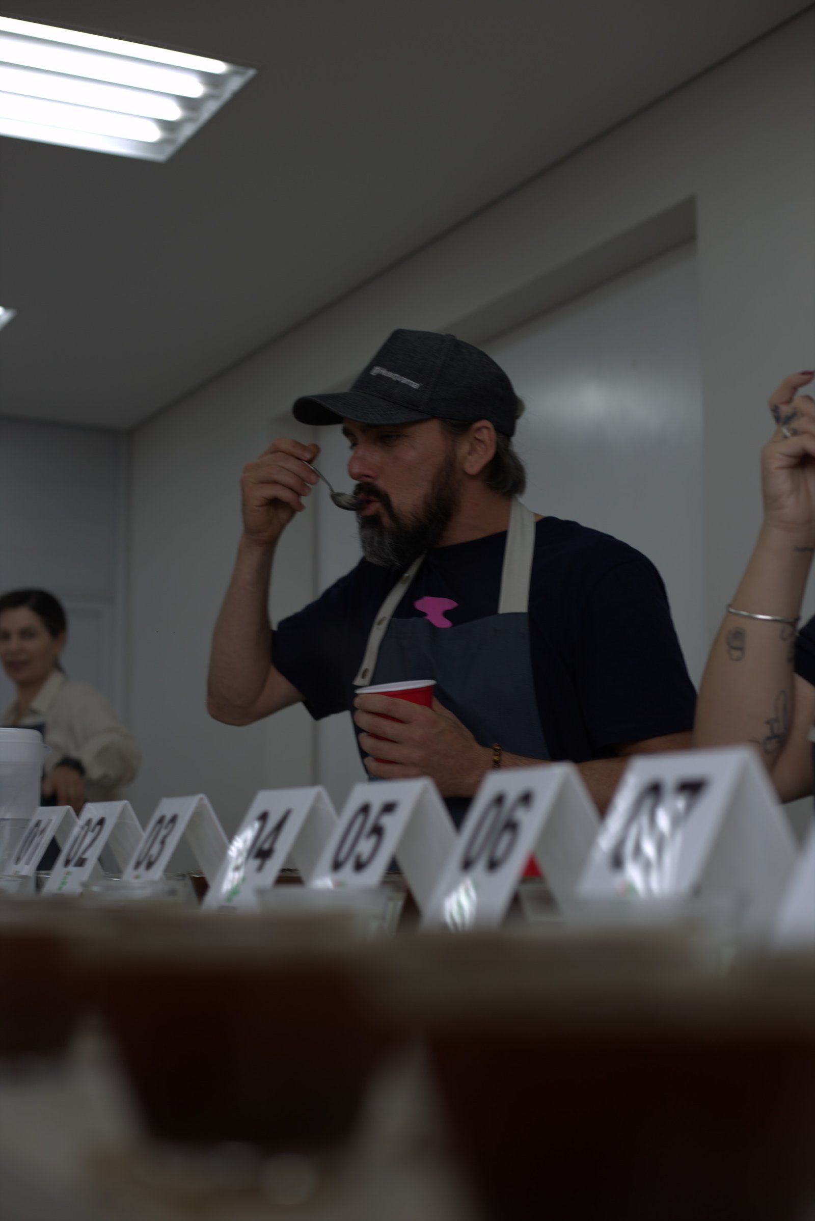 Matheus Levi provando cafés em uma banca de julgamento