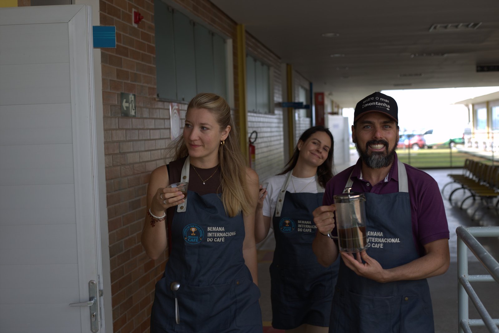 Equipe em concurso de café com troféu